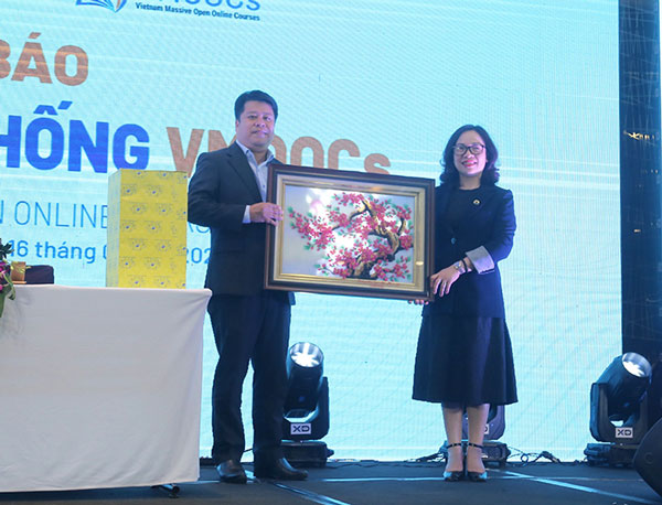 Phó Hiệu trưởng của 2 trường: PGS.TS Nguyễn Thị Nhung và TS Lê Nguyễn Quốc Khang trao quà lưu niệm thể hiện sự gắn kết của 2 đơn vị