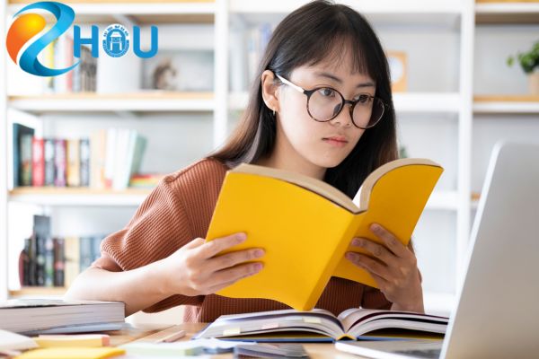 hoc truc tuyen hay hoc truc tiep co loi hon
