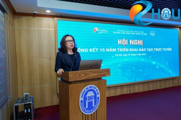 PGS TS Nguyen Thi Nhung - Hieu truong ghi nhan va bieu duong nhung thanh tuu cua trung tam dao tao truc tuyen trong thoi gian qua