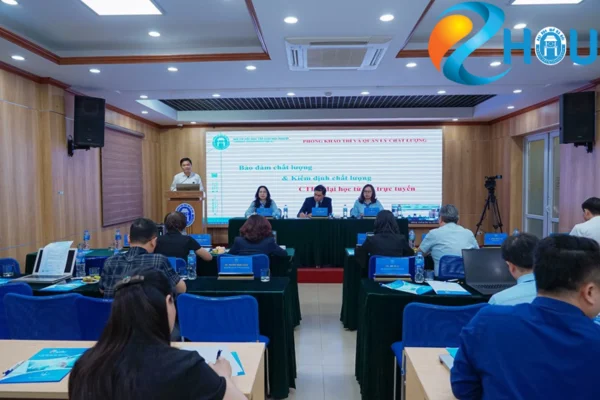 Hinh anh cac bao cao vien trinh bay tham luan tai chuong trinh