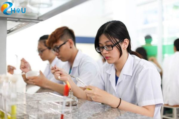 Con gái học y nên chọn ngành nào? Gợi ý tiêu chí lựa chọn