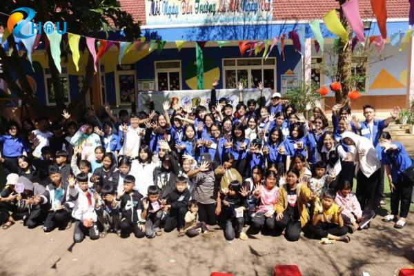 Pleiku English Club dong hanh cung lang tre SOS